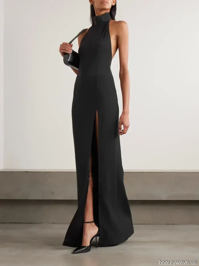 Avvistata in viaggio verso il matrimonio di Taylor Swift: Dakota Johnson nel più elegante LBD trend del 2026