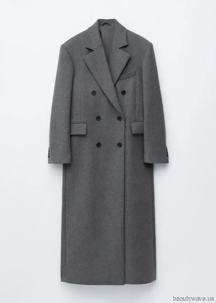 Neither Black nor White—This is the Stylish Neutral Color Combination That People in Paris Are Wearing