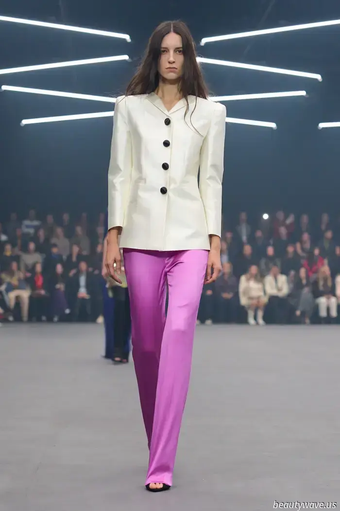 Alessandro Michele bringt sanfte Eleganz und zarte Romantik für Valentinos Frühjahr 2026