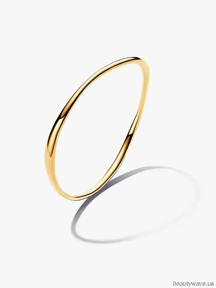 Statt Sneakers und Slipper tragen die Franzosen immer diesen schicken Schuhtrend mit cropped Jeans.