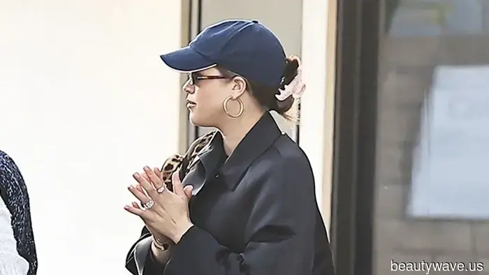 Forget the black shoes and black bag—this shoe and bag pairing looks so much cooler.