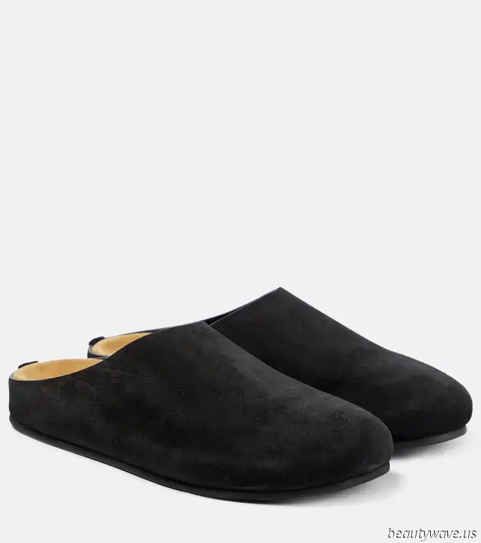 Weder Ballerinas noch Loafer — Amelia Gray hat gerade in Italien den Trend zu flachen Schuhen getragen, der diesen Herbst überall zu sehen ist.