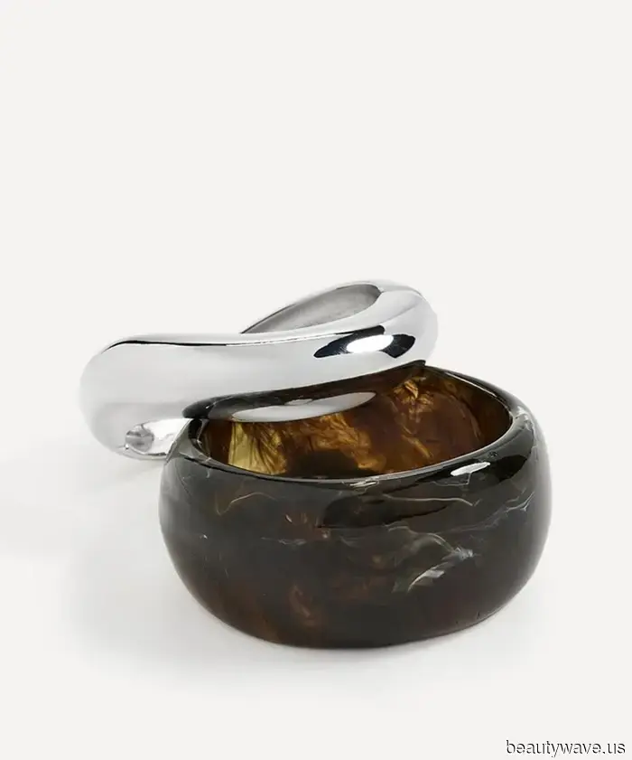 De repente, las vestidoras elegantes están usando estas 7 tendencias de joyería para hacer que sus atuendos de verano se sientan nuevos.