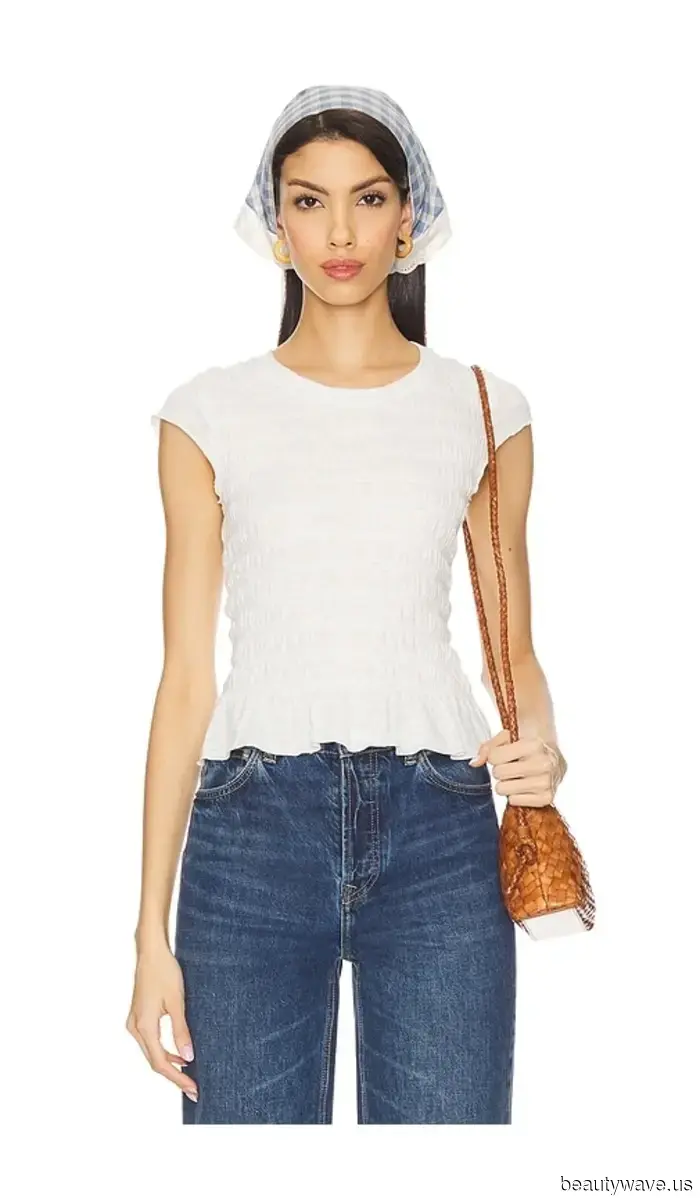 Menschen verzichten auf schlichte weiße Tanktops zugunsten des Trends, der Outfits so viel cooler macht.