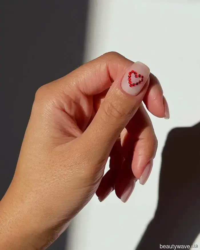 Доказано трендсеттерами: 12 дизайнов ногтей в виде сердца, которые всегда выглядят стильно