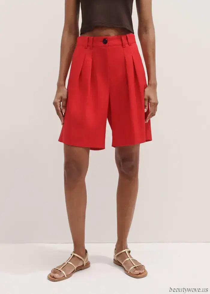 Anyone who is under 5' 4" understands that this combination of shorts and shoes consistently appears polished.