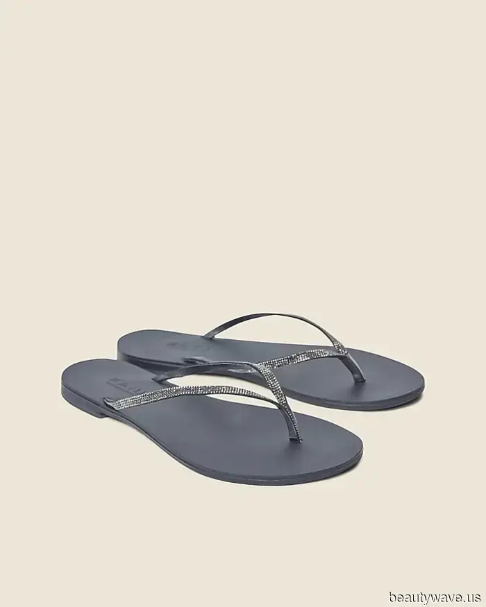 Visto en West Village: La tendencia del vestido no blanco que la gente de moda está usando sin parar con chanclas