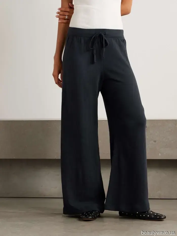 È vero: tutti quelli con buon gusto stanno indossando outfit con questo colore di sneaker di tendenza in questo momento.