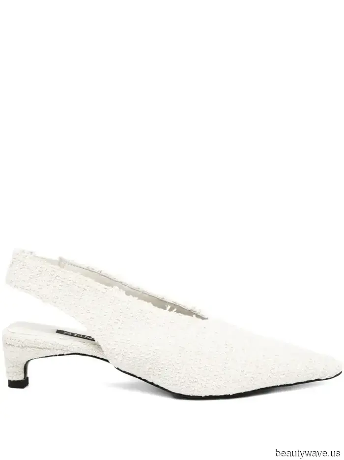 5 Ways Minimalists Are Styling Their Favorite Jeans at the Moment