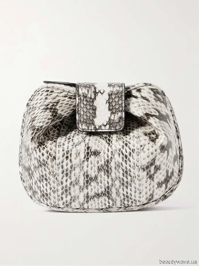 You’re a fashionista if you’re sporting one of these 7 winter handbag trends.