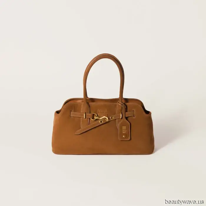 Miu Miu potrebbe essere uno dei marchi più trendy in questo momento, ma queste 5 borse sono investimenti per sempre.