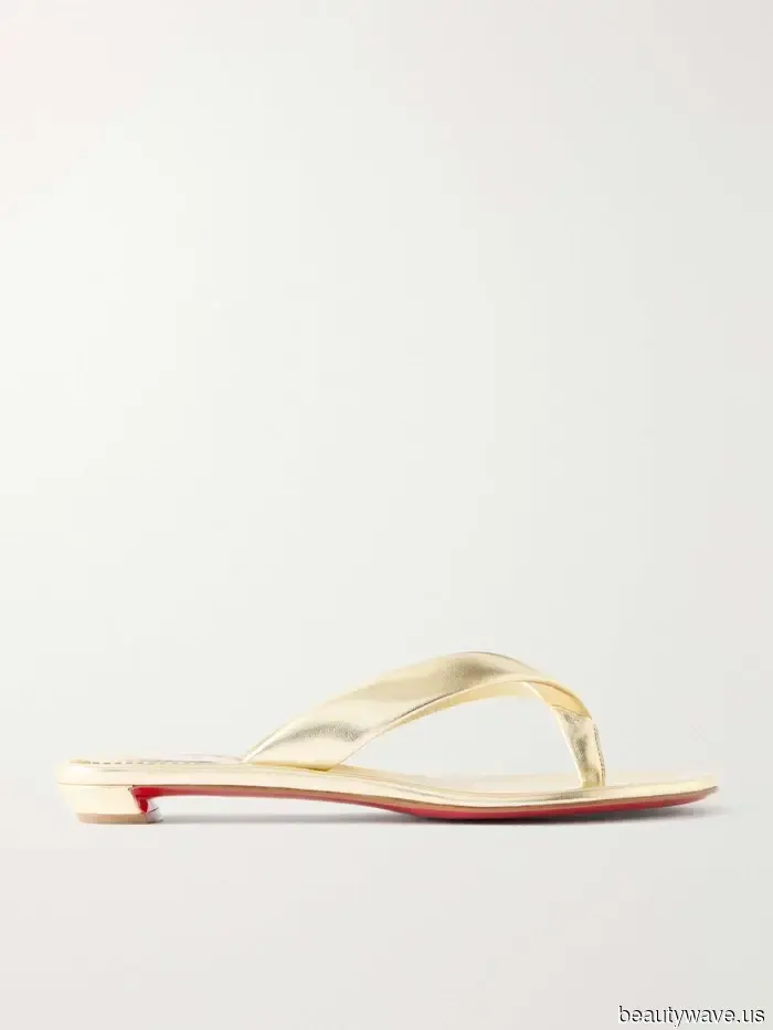 No negro, no rojo&mdash;Las personas de moda en sus 40 y 50 años están usando esta elegante tendencia de color en sandalias en su lugar.