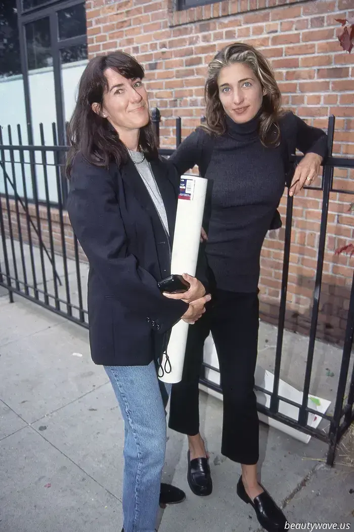 Dagli anni '90, le donne più alla moda hanno indossato questa tendenza di scarpe con pantaloni neri a sigaretta