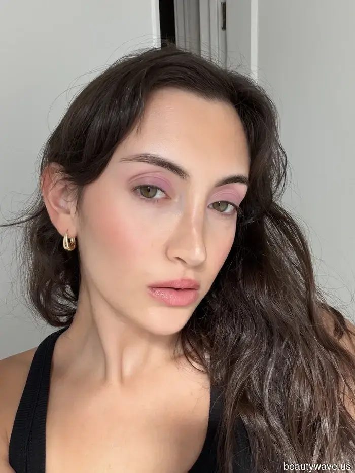I found 5 French-girl techniques for applying eye makeup this summer, all thanks to a single product.