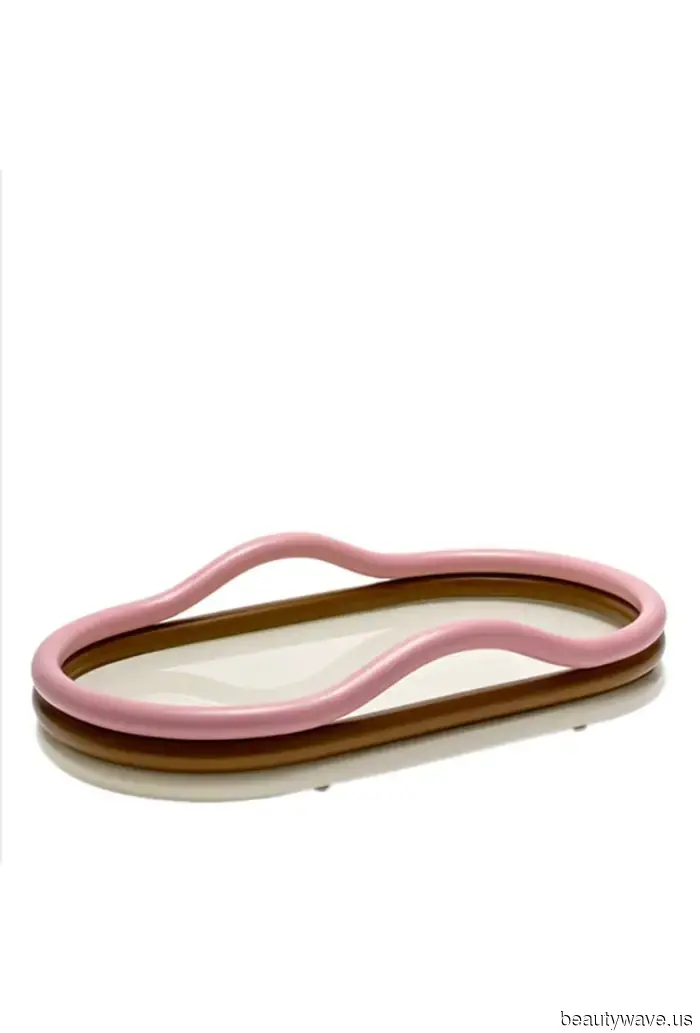 Wherever I turn, fashion enthusiasts are unexpectedly embracing this "controversial" micro trend for the summer.