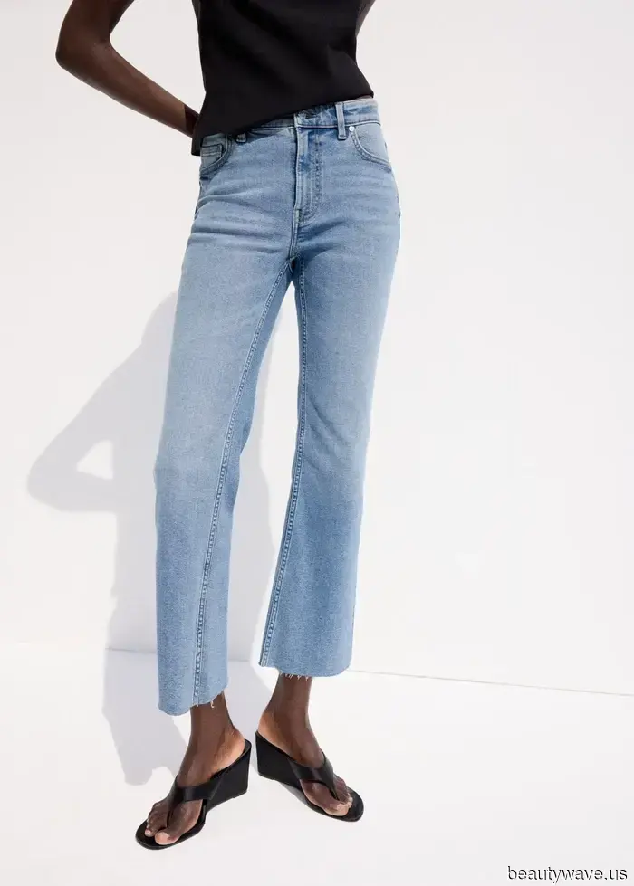 En lugar de zapatillas, los vestidores más elegantes combinan jeans cortos con este zapato más elegante.