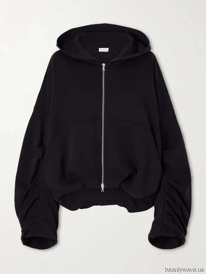 Non è un maglione&mdash;Il basic preferito di Hailey Bieber per il pre-autunno rende i leggings i più cool.