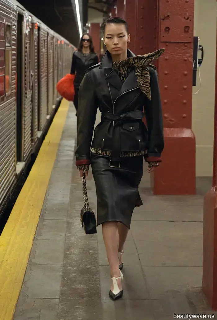 6 Tendenze che tutte le ragazze alla moda indosseranno nel 2026 sono state appena rivelate al Chanel M&eacute;tiers d'Art Show a…