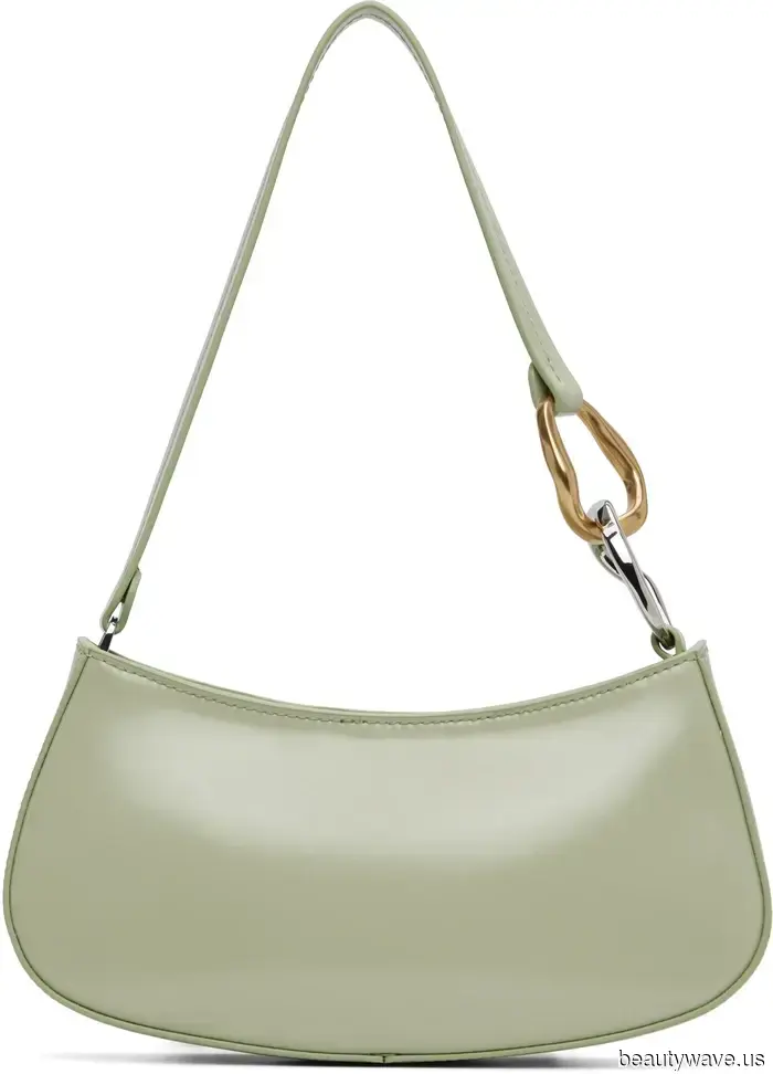 Wir sind uns sicher, dass es diesen Winter nichts Schickeres gibt als diese unerwartete Kombination aus Tasche und Stiefeln.