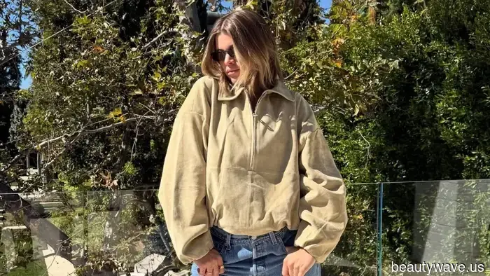 No marrón, no negro&mdash;Esta sorprendente tendencia de color de zapatos hace que los jeans se vean más elegantes.