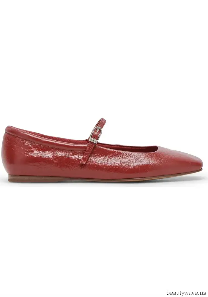 Il modo francese di abbinare i pantaloni capri neri questo autunno