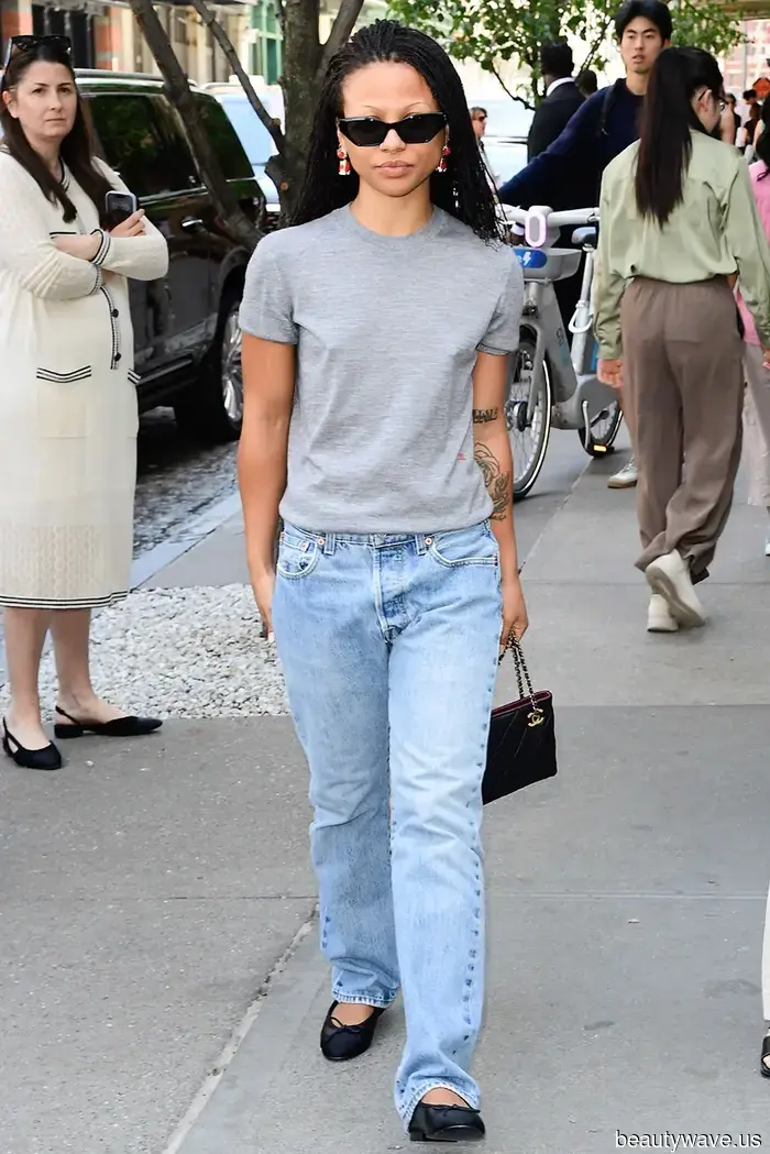 FYI: L'uniforme in jeans dell'estate 2026 include questa esatta tendenza di colore denim e ballerine.