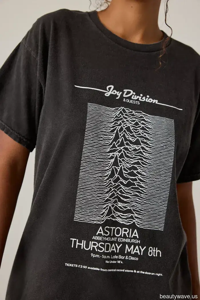 Forget Silk Scarves—Fashion Enthusiasts Everywhere Are Now Wrapping This Fall Essential Around Their Waists Instead.