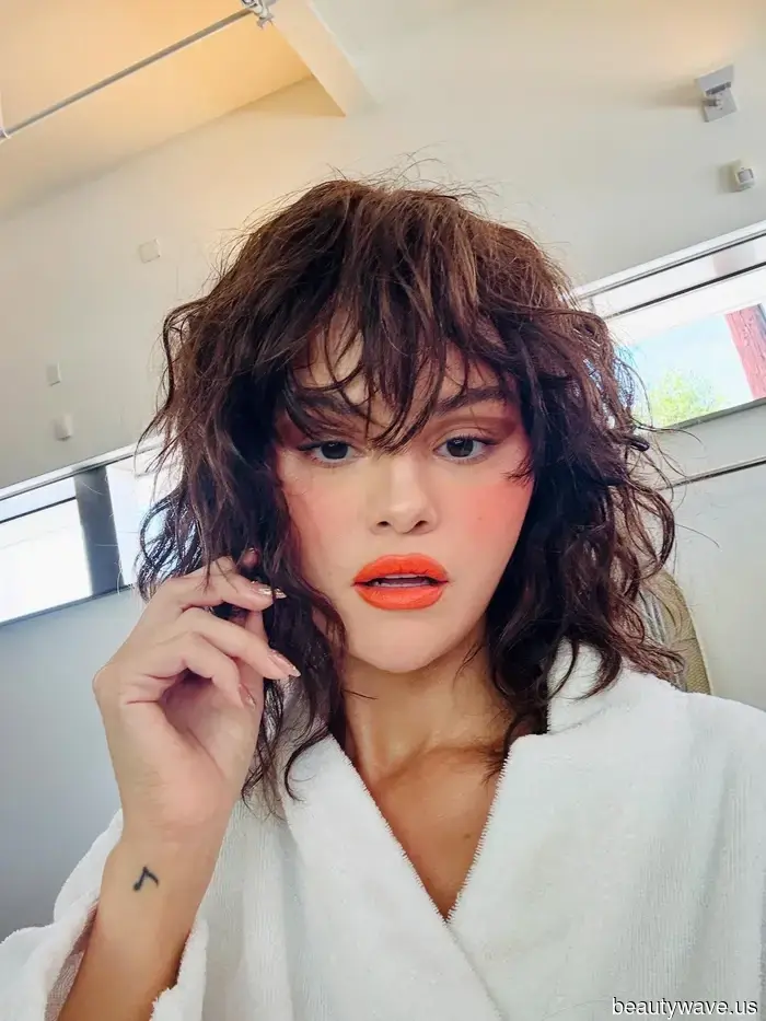 Selena Gomez Just Endorsed the Surprising Fall Lip Shade That Taylor Swift Has Been Using Constantly.