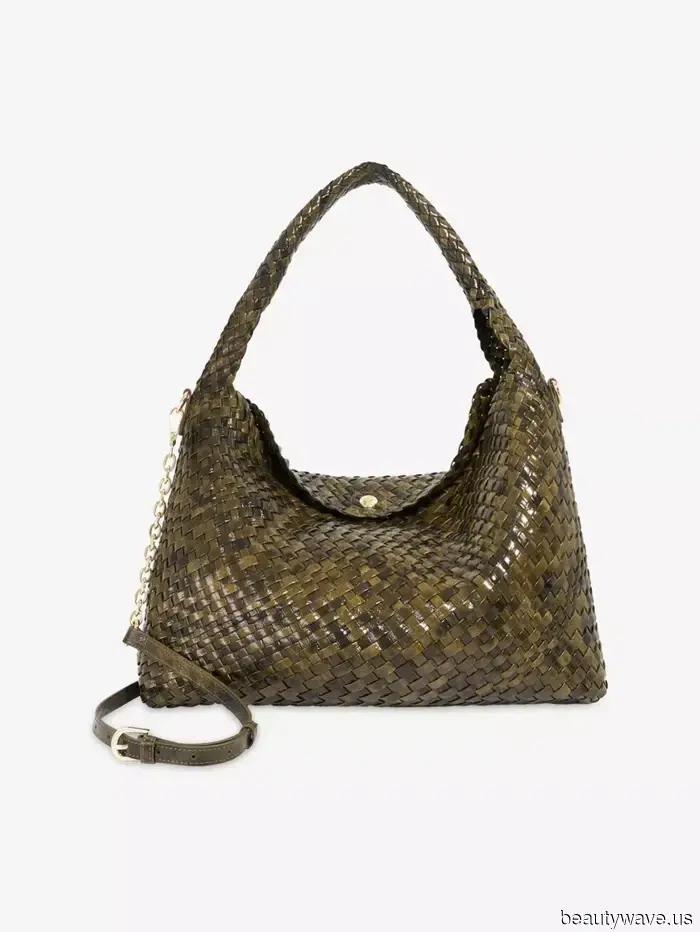 Wir sind uns sicher, dass es diesen Winter nichts Schickeres gibt als diese unerwartete Kombination aus Tasche und Stiefeln.