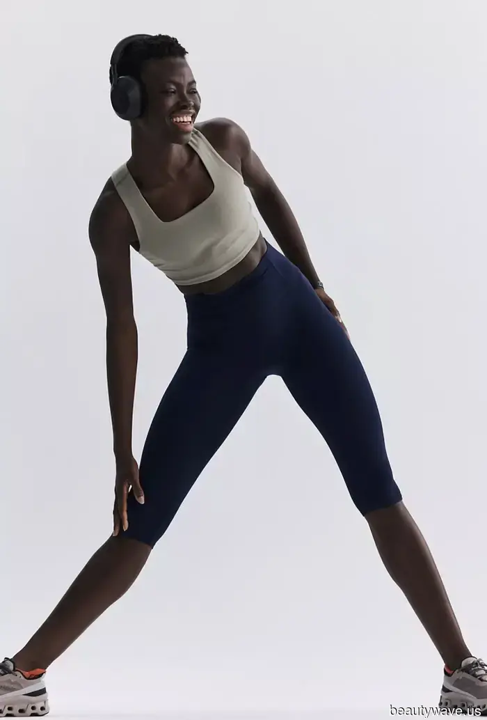 This combination of leggings and shoes appears equally sophisticated on those over 60 as it does on young women in their 20s.