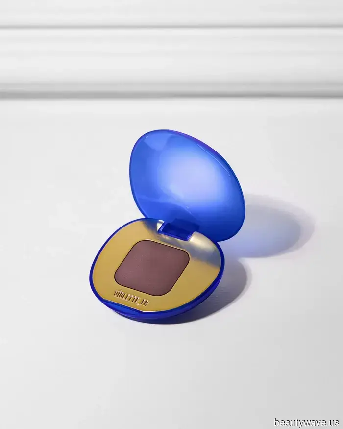 I found 5 French-girl techniques for applying eye makeup this summer, all thanks to a single product.
