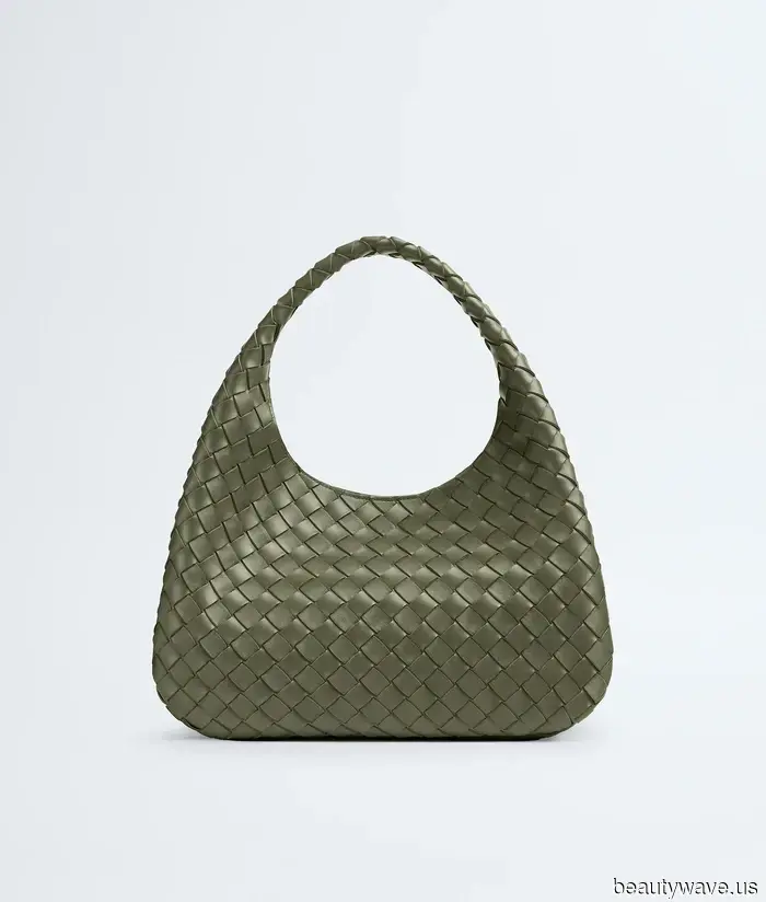 Forget about black totes—fashion experts are embracing these Spring bag color trends for 2026.