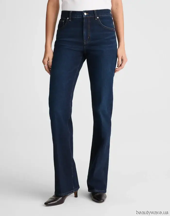 Si vas a usar jeans bootcut a la moda, este estilo de camisa y este estilo de tacones son las combinaciones más efectivas.