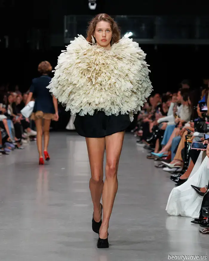 Stella McCartney: Ausgewogene Power‑Anzüge und ätherische Kleider in einer Kollektion, die von Kontrasten lebte.