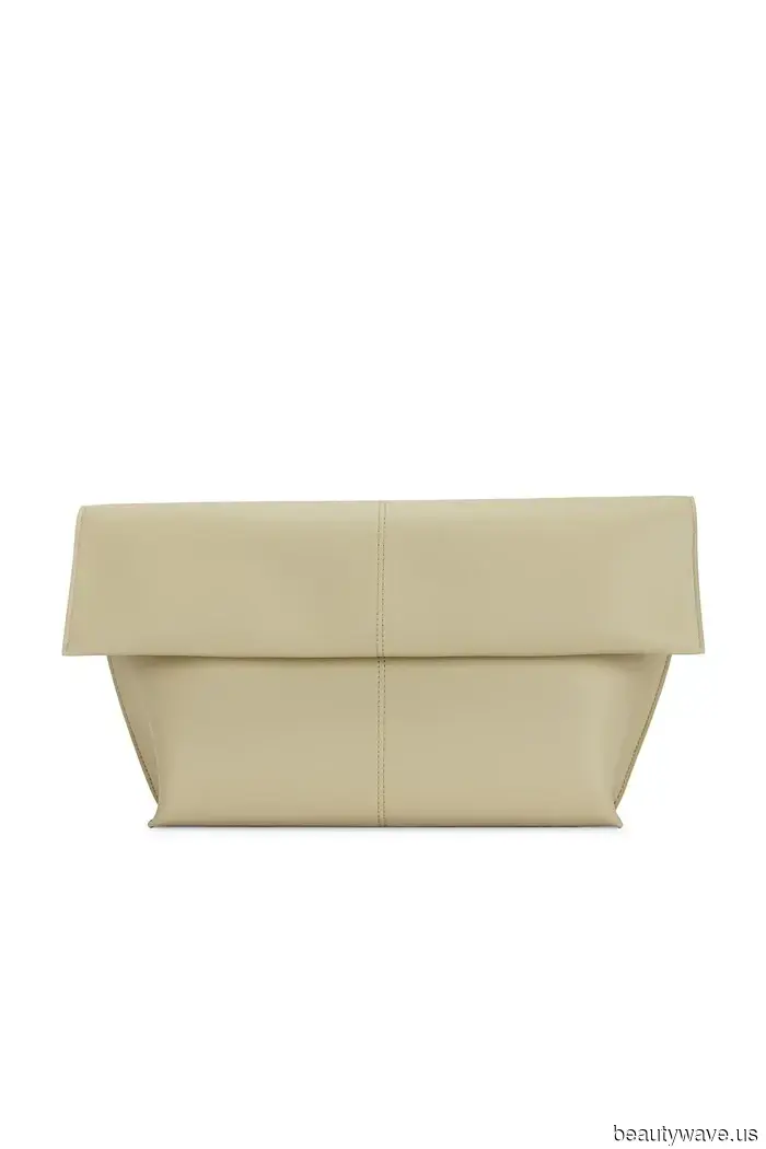 Put Down the Shoulder Bags—Fashion Enthusiasts Are Opting for This Trend to Achieve a More Stylish Look.