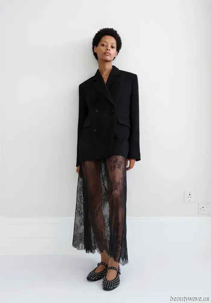 Is it only me, or have fashion enthusiasts everywhere started opting for this cooler year-round silhouette instead of sandals?