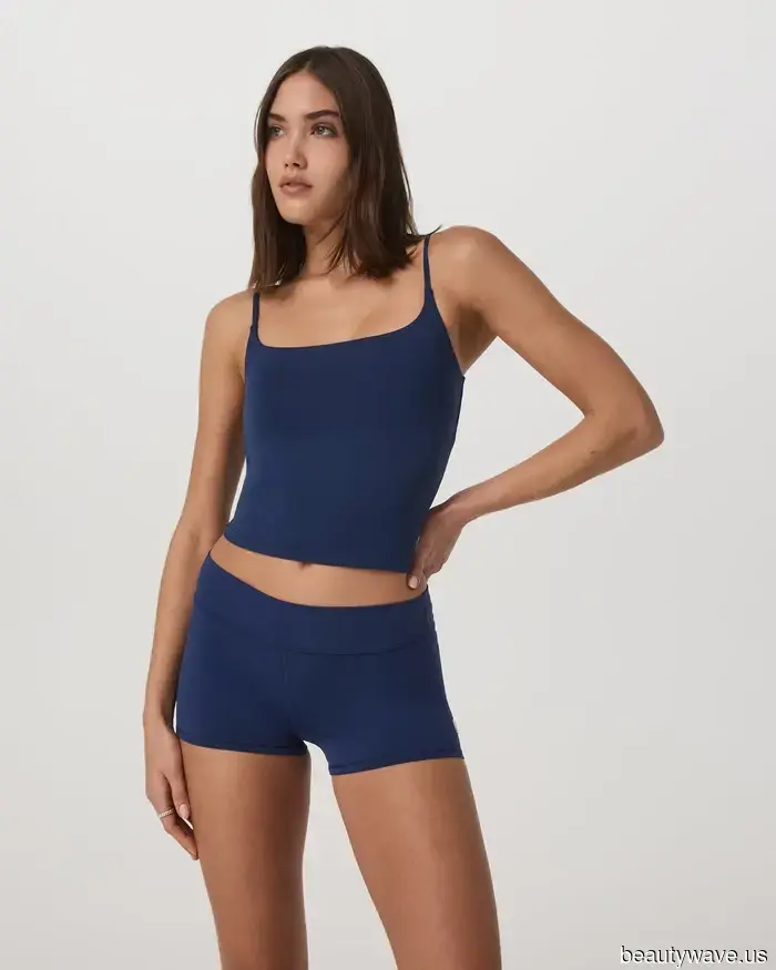 Kaia Gerber und Vuori haben gerade eine von den 90er- und frühen 2000er-Jahren inspirierte Activewear-Kapselkollektion herausgebracht, und sie ist so…