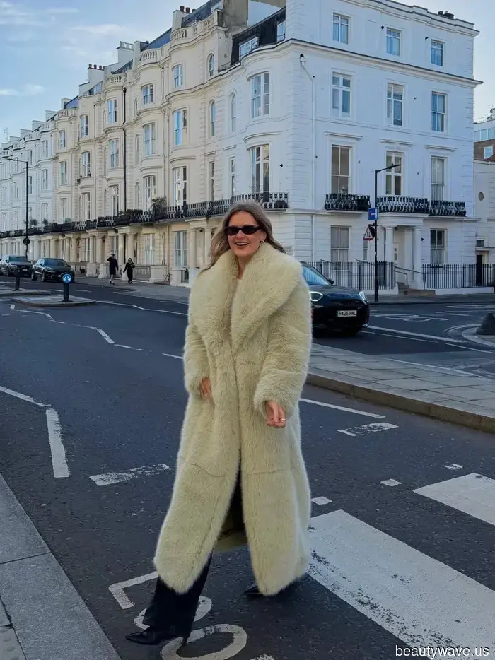 Tretet zur Seite, Schwarz und Braun&mdash;das sind die Farben, die wir in diesem trendigen Mantelstil tragen.