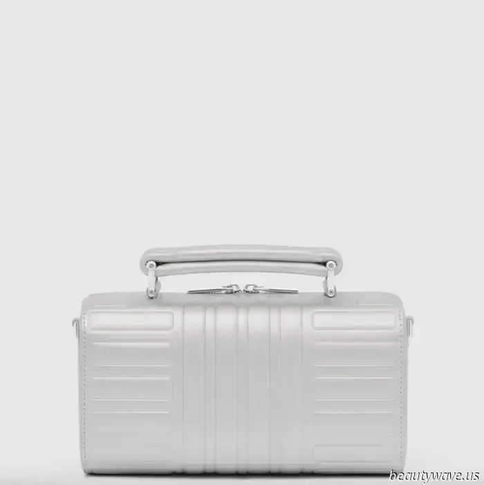 Rimowa впервые в своей истории выпускает кожаные сумки — вот как it-girls их носят