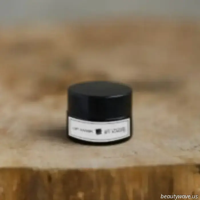 El otoño es tiempo de cambiar no solo el guardarropa, sino también la rutina de belleza. La marca de perfumería nicho y ambientación BY KAORI presenta sus novedades otoñales en cuidados, pensadas para regalar a la piel confort, hidratación profunda y un resplandor duradero de «después de las vacaciones». En el foco están tres imprescindibles que transformarán tus rituales de belleza, envolviendo la piel con una estela persistente de un aroma refinado.
Esta temporada la marca ofrece no solo cuidados, sino una auténtica práctica sensorial, donde las sensaciones táctiles de las texturas ligeras se encuentran con un prolongado sonido perfumístico. Cada producto es un paso para conservar el ánimo veraniego y la sensación de autocuidado, tan importante con la llegada del frío.
1. Espuma autobronceadora aérea BY KAORI
Similar a un delicado mousse de chocolate, la espuma se extiende fácilmente sobre la piel, proporcionándole un bonito tono dorado de bronceado natural, como si acabaras de volver de vacaciones. El formato Medium es ideal para pieles claras y un tono sutil de bronceado; el formato Hard, para pieles más morenas y un tono más intenso.
Gracias a componentes modernos, la espuma se distribuye de forma uniforme sin estrías ni manchas. El producto no tiñe la ropa, ya que no contiene pigmento directo: el tono se revela exclusivamente al interactuar con la piel. La espuma deja en el cuerpo una estela perfumada y deja la piel suave, sin sensación de grasa ni película pegajosa.
2. Loción hidratante para el cuerpo con estela perfumada
La loción, de textura aireada, nutre profundamente la piel y deja en ella un aroma intenso de perfumería nicho, prolongando la fragancia que más te gusta o actuando como un acento independiente. El cuidado delicado lo proporcionan los ingredientes activos: el aceite de noni repara y nutre, el aceite de argán alisa y suaviza, un complejo de ceramidas refuerza la barrera protectora y los lisados de bifidobacterias normalizan el microbioma de la piel.
3. Mascarilla labial nutritiva nocturna
La delicada piel de los labios necesita un cuidado especial con la llegada del tiempo frío y ventoso. La mascarilla hidrata y nutre con suavidad gracias a un potente complejo de aceites naturales de jojoba, manteca de karité y coco. El producto está pensado para aplicarse por la noche para una recuperación intensiva, pero también puede utilizarse durante el día para una hidratación adicional. Incluye una espátula de silicona higiénica para una aplicación cómoda.
El otoño no es motivo para despedirse de la sensación de cuidado veraniego ni del hermoso brillo de la piel. Hemos creado productos que ofrecen no solo un cuidado visible, sino también un estado emocional especial: una sensación de confort, armonía y confianza que nace desde dentro.