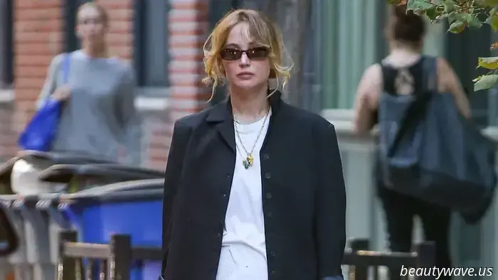Jennifer Lawrence dice che è ora di mettere da parte i sandali e indossare invece questa scarpa bassa con le gonne midi.