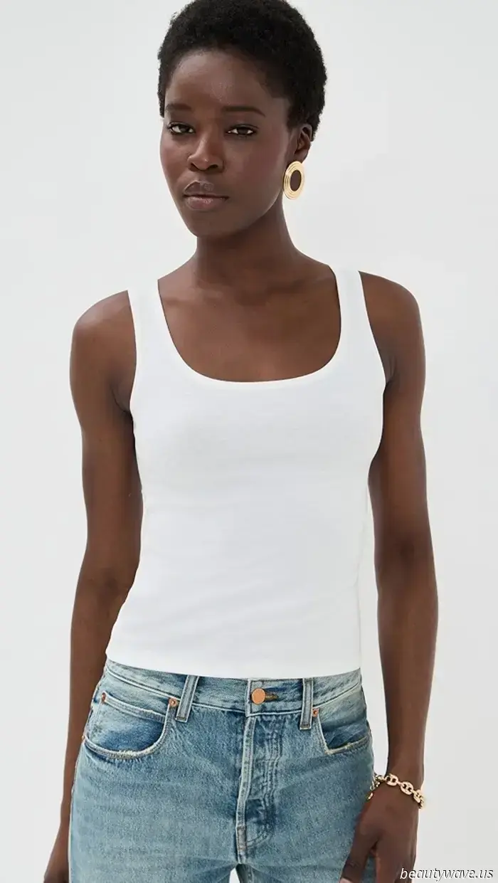 Questo è ciò che le persone della moda del centro di New York indossano con canotte bianche nel 2025