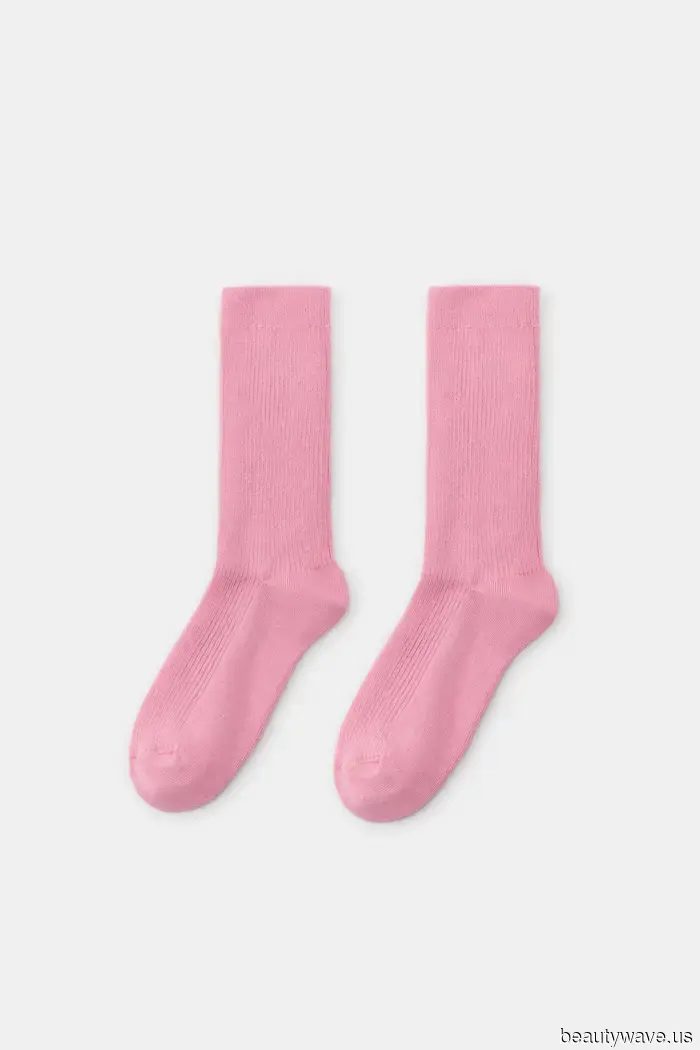 Wenn Sie möchten, dass Ihre grundlegenden Outfits in diesem Frühling cool aussehen, tragen Sie diesen Socken-Trend dazu.