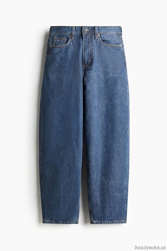 Not Skinny, Not Wide-Leg—The Unique Denim Style Frequent Travelers Often Choose to Wear at the Airport with Sneakers.