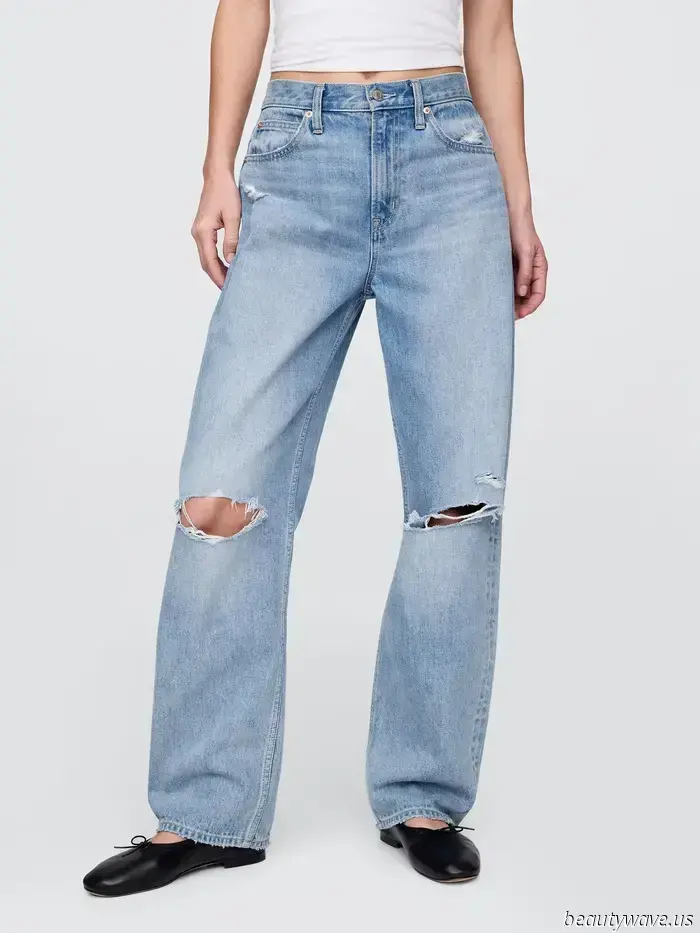Folks in L.A. understand that pairing flip-flops with this "outdated" jeans trend gives it a refreshing twist.
