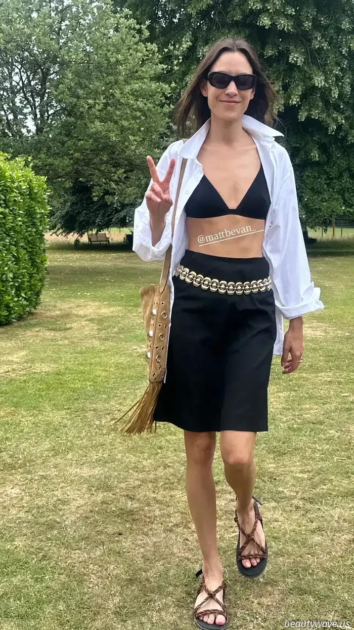 Alexa Chung acaba de descubrir una nueva tendencia en sandalias que hace que las faldas negras "aburridas" se vean muy frescas