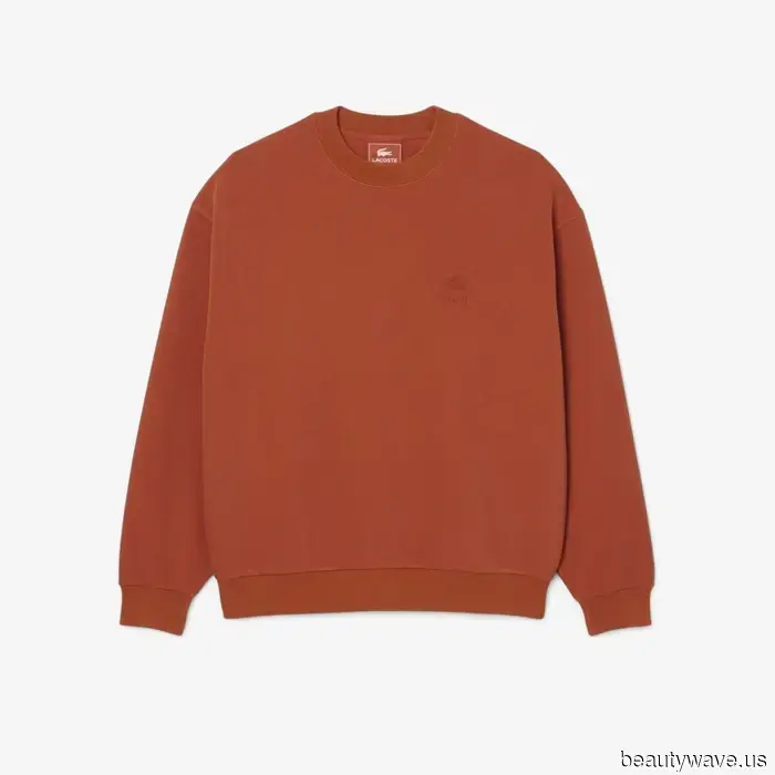 Las mujeres elegantes en Madrid visten este básico americano nostálgico de la manera más chic.