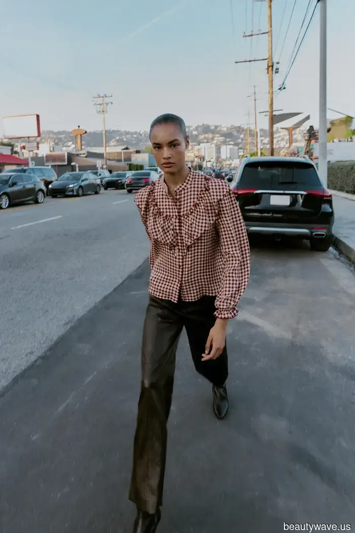 Zara has just confirmed it: These 5 blouse trends elevate the elegance of jeans, skirts, and linen trousers.