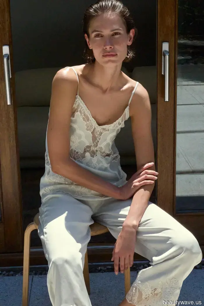 7 Tops de Verano Chic que las Mujeres Europeas Están Usando con Jeans