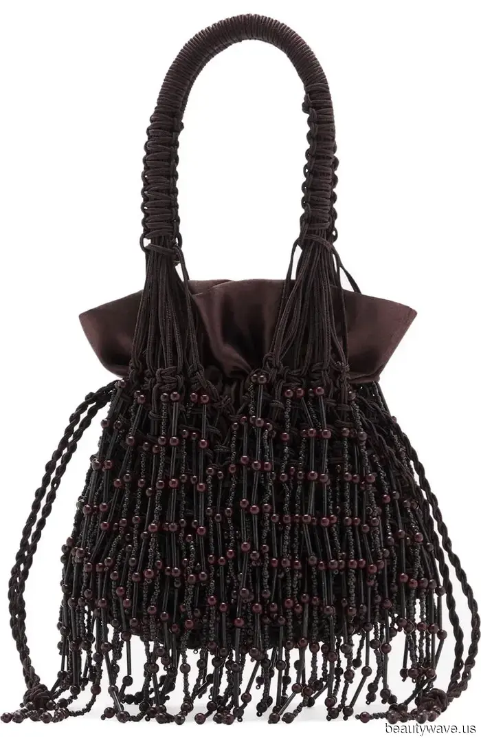 Модные люди сейчас тянутся к маленьким бисерным сумочкам&mdash;31 стильный вариант, который привлек мое внимание